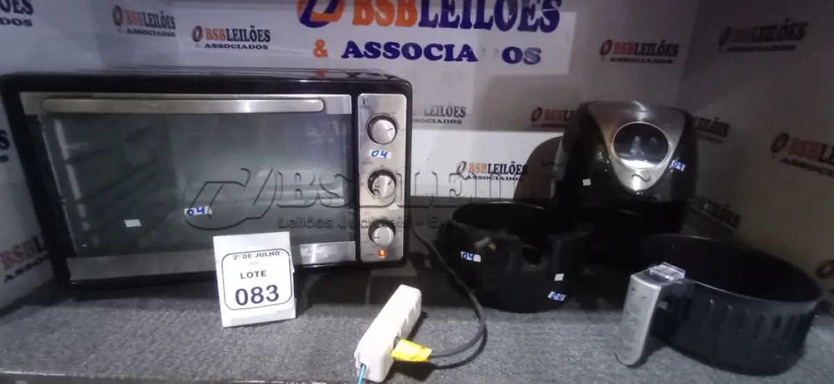 LOTE 083 - 01 FORNO ELÉTRICO 52L MARCA MONDIAL E 01 AIRFRYER 220V MARCA MONDIAL. (NO ESTADO) ATENÇÃO! FAZER A VISITAÇÃO ANTES DE ARREMATAR, NÃO SABEMOS SE FUNCIONA, LEILÃO NÃO TEM GARANTIA E NEM DEVOLUÇÃO, SUJEITO A POSSÍVEIS AVARIAS VISÍVEIS/OCULTAS E/OU AUSÊNCIA DE COMPONENTES.