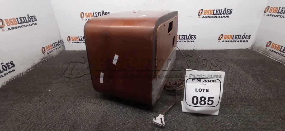 LOTE 085 - 01 RÁDIO ANTIGO COM AVARIAS. (NO ESTADO) ATENÇÃO! FAZER A VISITAÇÃO ANTES DE ARREMATAR, NÃO SABEMOS SE FUNCIONA, LEILÃO NÃO TEM GARANTIA E NEM DEVOLUÇÃO, SUJEITO A POSSÍVEIS AVARIAS VISÍVEIS/OCULTAS E/OU AUSÊNCIA DE COMPONENTES.