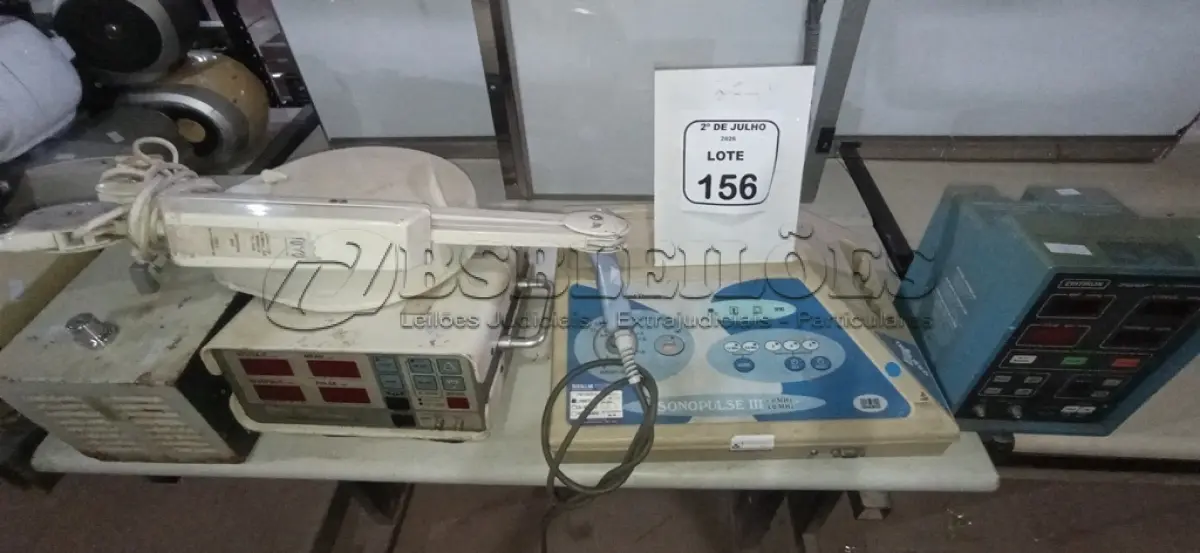 LOTE 156 - 01 MONITOR DE SINAIS VITAIS, 01 MONITOR DE PRESSÃO ARTERIAL, 01 APARELHO DE ULTRASSOM, 01 FONTE DE LUZ E 01 LUMINÁRIA LABORATORIAL. (NO ESTADO) ATENÇÃO! FAZER A VISITAÇÃO ANTES DE ARREMATAR, NÃO SABEMOS SE FUNCIONA, LEILÃO NÃO TEM GARANTIA E NEM DEVOLUÇÃO, SUJEITO A POSSÍVEIS AVARIAS VISÍVEIS/OCULTAS E/OU AUSÊNCIA DE COMPONENTES.