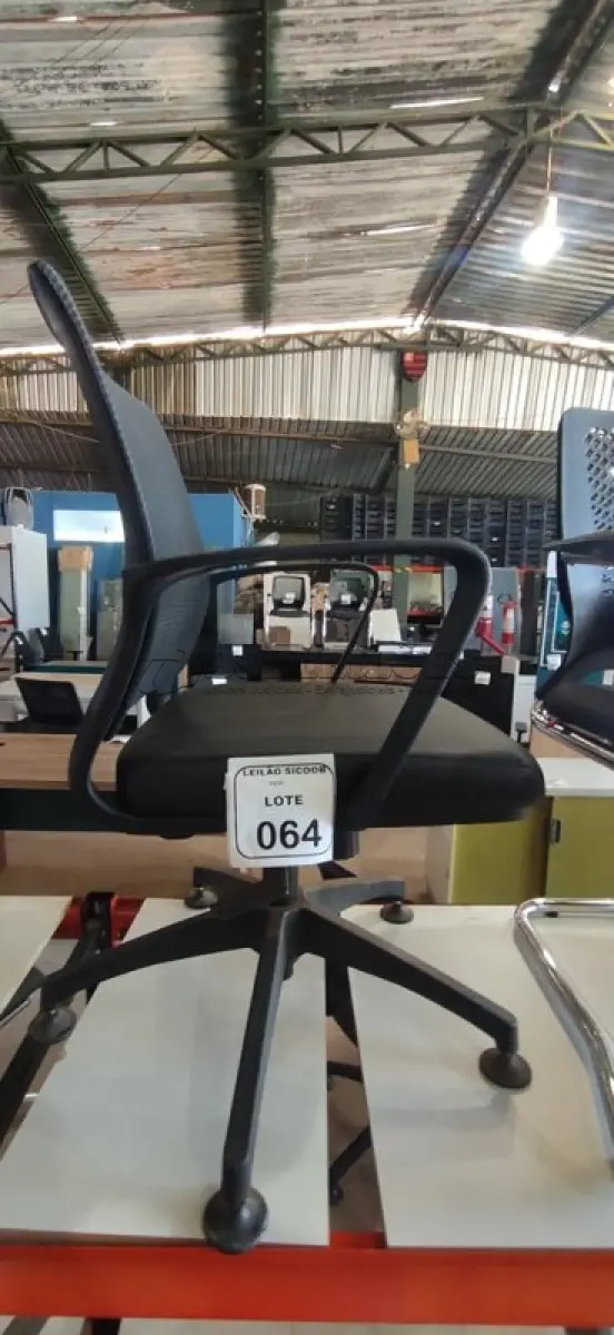 LOTE 064 - 01 CADEIRA PARA ESCRITÓRIO EXECUTIVA PRETA. (NO ESTADO) ATENÇÃO! FAZER A VISITAÇÃO ANTES DE ARREMATAR, NÃO SABEMOS SE FUNCIONA, LEILÃO NÃO TEM GARANTIA E NEM DEVOLUÇÃO, SUJEITO A POSSÍVEIS AVARIAS VISÍVEIS/OCULTAS E/OU AUSÊNCIA DE COMPONENTES.
