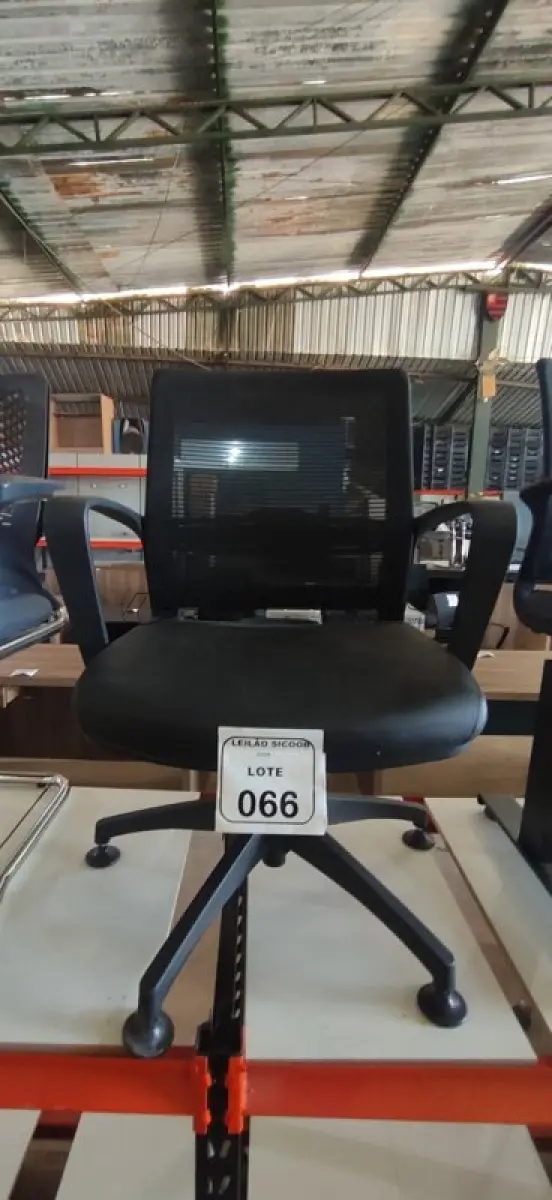 LOTE 066 - 01 CADEIRA PARA ESCRITÓRIO EXECUTIVA PRETA. (NO ESTADO) ATENÇÃO! FAZER A VISITAÇÃO ANTES DE ARREMATAR, NÃO SABEMOS SE FUNCIONA, LEILÃO NÃO TEM GARANTIA E NEM DEVOLUÇÃO, SUJEITO A POSSÍVEIS AVARIAS VISÍVEIS/OCULTAS E/OU AUSÊNCIA DE COMPONENTES.