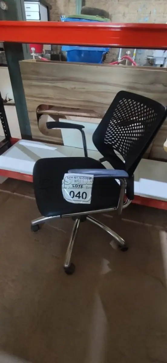 LOTE 040 - 01 CADEIRA PLAX METAL EXECUTIVA GIRATÓRIA COM BASE CROMADA. (NO ESTADO) ATENÇÃO! FAZER A VISITAÇÃO ANTES DE ARREMATAR, NÃO SABEMOS SE FUNCIONA, LEILÃO NÃO TEM GARANTIA E NEM DEVOLUÇÃO, SUJEITO A POSSÍVEIS AVARIAS VISÍVEIS/OCULTAS E/OU AUSÊNCIA DE COMPONENTES.
