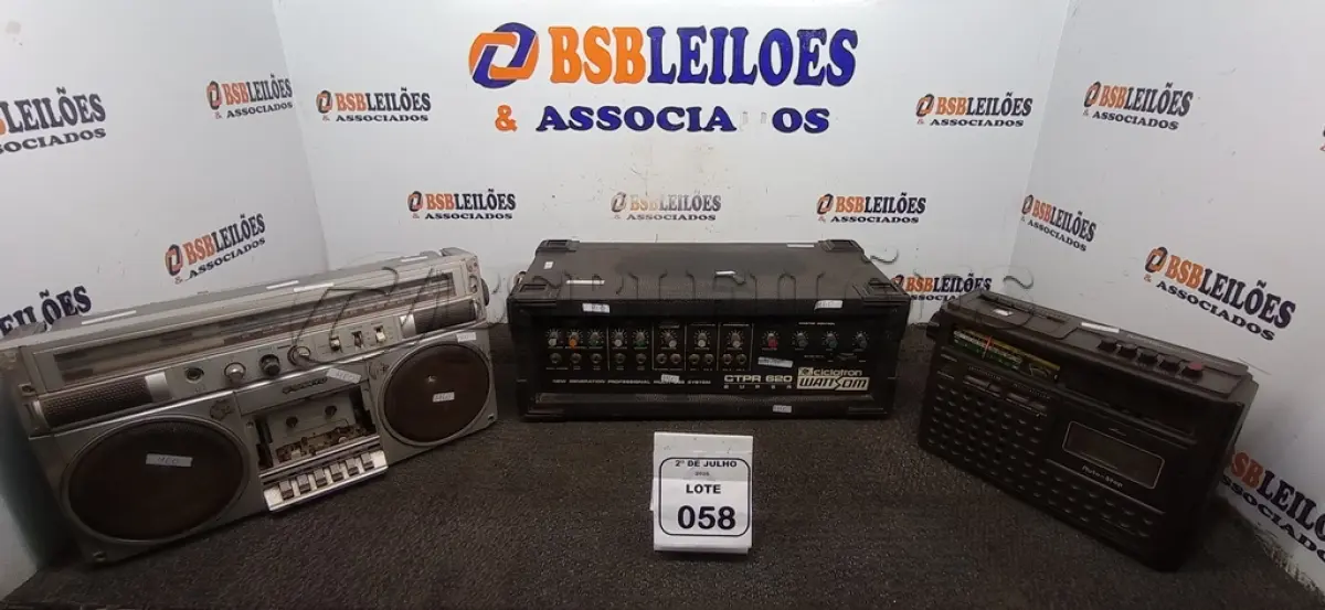 LOTE 058 - 01 CABEÇOTE AMPLIFICADOR MODELO CTPR 620 MARCA  CICLOTRON E 02 RÁDIOS PORTÁTEIS ANTIGOS. (NO ESTADO) ATENÇÃO! FAZER A VISITAÇÃO ANTES DE ARREMATAR, NÃO SABEMOS SE FUNCIONA, LEILÃO NÃO TEM GARANTIA E NEM DEVOLUÇÃO, SUJEITO A POSSÍVEIS AVARIAS VISÍVEIS/OCULTAS E/OU AUSÊNCIA DE COMPONENTES.