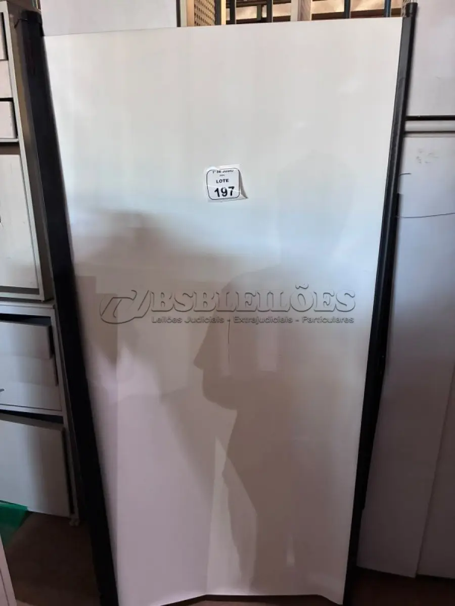 LOTE 197 - 01 TELA DE PROJEÇÃO RETRÁTIL. (NO ESTADO) ATENÇÃO! FAZER A VISITAÇÃO ANTES DE ARREMATAR, NÃO SABEMOS SE FUNCIONA, LEILÃO NÃO TEM GARANTIA E NEM DEVOLUÇÃO, SUJEITO A POSSÍVEIS AVARIAS VISÍVEIS/OCULTAS E/OU AUSÊNCIA DE COMPONENTES.