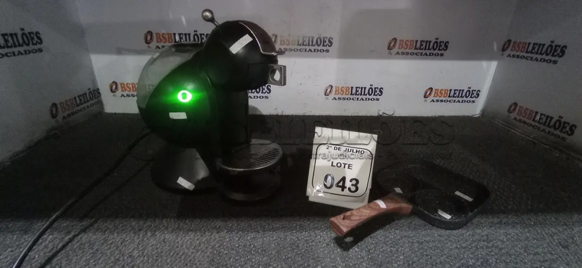 LOTE 043 - 01 CAFETEIRA MARCA NESCAFÉ E 01 FRIGIDEIRA ANTIADERENTE COM DIVISÓRIAS. (NO ESTADO) ATENÇÃO! FAZER A VISITAÇÃO ANTES DE ARREMATAR, NÃO SABEMOS SE FUNCIONA, LEILÃO NÃO TEM GARANTIA E NEM DEVOLUÇÃO, SUJEITO A POSSÍVEIS AVARIAS VISÍVEIS/OCULTAS E/OU AUSÊNCIA DE COMPONENTES.