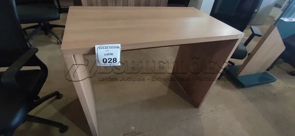 LOTE 028 - 01 MESA EM MADEIRA PARA ESCRITÓRIO. (NO ESTADO) ATENÇÃO! FAZER A VISITAÇÃO ANTES DE ARREMATAR, NÃO SABEMOS SE FUNCIONA, LEILÃO NÃO TEM GARANTIA E NEM DEVOLUÇÃO, SUJEITO A POSSÍVEIS AVARIAS VISÍVEIS/OCULTAS E/OU AUSÊNCIA DE COMPONENTES.