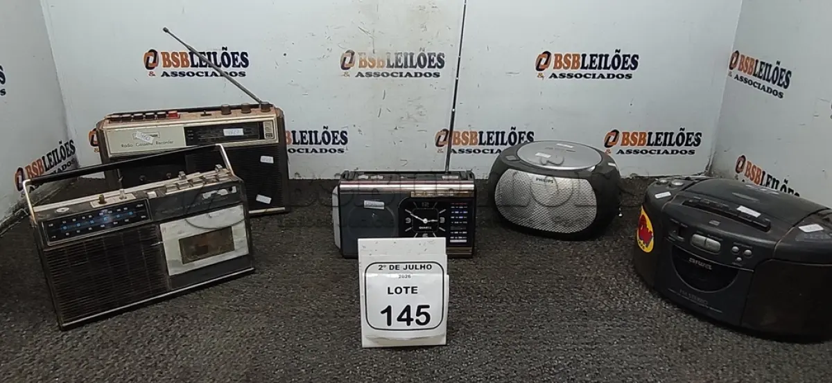 LOTE 145 - 02 APARELHOS DE SOM PORTÁTEIS E 02 RÁDIOS DE MODELOS ANTIGOS DE MARCAS E MODELOS DIVERSOS. (NO ESTADO) ATENÇÃO! FAZER A VISITAÇÃO ANTES DE ARREMATAR, NÃO SABEMOS SE FUNCIONA, LEILÃO NÃO TEM GARANTIA E NEM DEVOLUÇÃO, SUJEITO A POSSÍVEIS AVARIAS VISÍVEIS/OCULTAS E/OU AUSÊNCIA DE COMPONENTES.