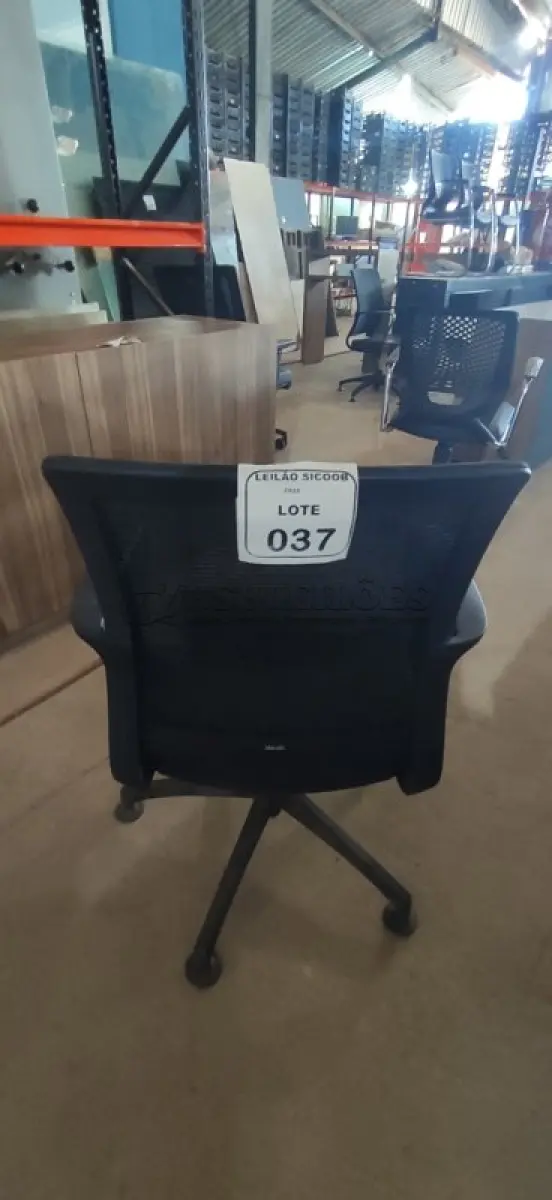 LOTE 037 - 01 CADEIRA PARA ESCRITÓRIO EXECUTIVA PRETA. (NO ESTADO) ATENÇÃO! FAZER A VISITAÇÃO ANTES DE ARREMATAR, NÃO SABEMOS SE FUNCIONA, LEILÃO NÃO TEM GARANTIA E NEM DEVOLUÇÃO, SUJEITO A POSSÍVEIS AVARIAS VISÍVEIS/OCULTAS E/OU AUSÊNCIA DE COMPONENTES.