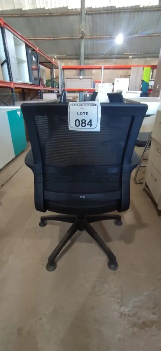 LOTE 084 - 01 CADEIRA PARA ESCRITÓRIO EXECUTIVA PRETA. (NO ESTADO) ATENÇÃO! FAZER A VISITAÇÃO ANTES DE ARREMATAR, NÃO SABEMOS SE FUNCIONA, LEILÃO NÃO TEM GARANTIA E NEM DEVOLUÇÃO, SUJEITO A POSSÍVEIS AVARIAS VISÍVEIS/OCULTAS E/OU AUSÊNCIA DE COMPONENTES.