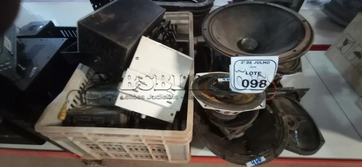 LOTE 098 - 01 LOTE COM VÁRIOS ALTOS FALANTES, APARELHO DE SOM AUTOMOTIVO, RÁDIOS COMUNICADORES E ELETRÔNICO PARA RETIRADA DE PEÇAS. (NO ESTADO) ATENÇÃO! FAZER A VISITAÇÃO ANTES DE ARREMATAR, NÃO SABEMOS SE FUNCIONA, LEILÃO NÃO TEM GARANTIA E NEM DEVOLUÇÃO, SUJEITO A POSSÍVEIS AVARIAS VISÍVEIS/OCULTAS E/OU AUSÊNCIA DE COMPONENTES.