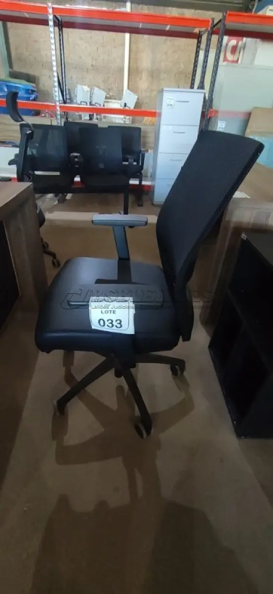 LOTE 033 - 01 CADEIRA PARA ESCRITÓRIO GIRATÓRIA ERGONÔMICA MARELLI COM ENCOSTO EM TELA MESH PRETA. (NO ESTADO) ATENÇÃO! FAZER A VISITAÇÃO ANTES DE ARREMATAR, NÃO SABEMOS SE FUNCIONA, LEILÃO NÃO TEM GARANTIA E NEM DEVOLUÇÃO, SUJEITO A POSSÍVEIS AVARIAS VISÍVEIS/OCULTAS E/OU AUSÊNCIA DE COMPONENTES.