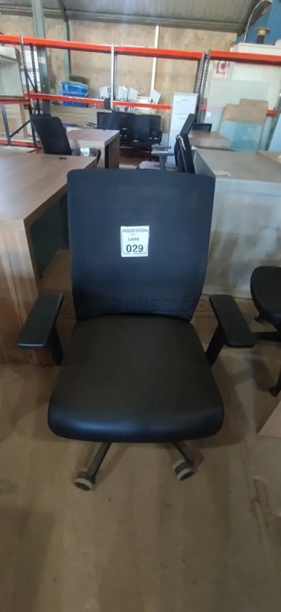 LOTE 029 - 01 CADEIRA PARA ESCRITÓRIO GIRATÓRIA ERGONÔMICA MARELLI COM ENCOSTO EM TELA MESH PRETA. (NO ESTADO) ATENÇÃO! FAZER A VISITAÇÃO ANTES DE ARREMATAR, NÃO SABEMOS SE FUNCIONA, LEILÃO NÃO TEM GARANTIA E NEM DEVOLUÇÃO, SUJEITO A POSSÍVEIS AVARIAS VISÍVEIS/OCULTAS E/OU AUSÊNCIA DE COMPONENTES.