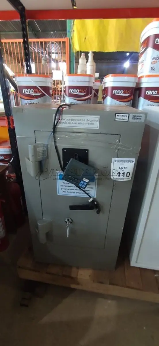 LOTE 110 - 01 COFRE DE AÇO COM FECHADURA DIGITAL. (NO ESTADO) ATENÇÃO! FAZER A VISITAÇÃO ANTES DE ARREMATAR, NÃO SABEMOS SE FUNCIONA, LEILÃO NÃO TEM GARANTIA E NEM DEVOLUÇÃO, SUJEITO A POSSÍVEIS AVARIAS VISÍVEIS/OCULTAS E/OU AUSÊNCIA DE COMPONENTES.
