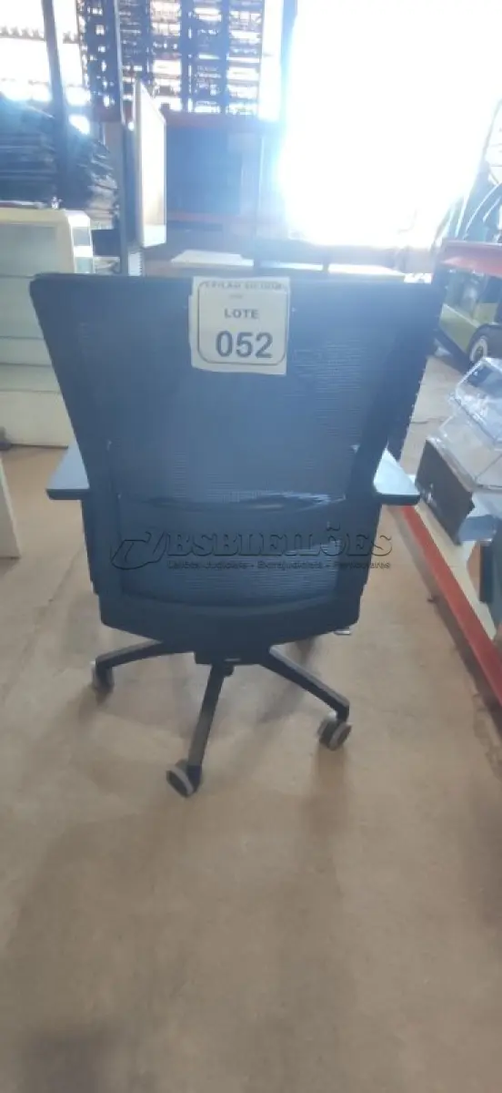 LOTE 052 - 01 CADEIRA PARA ESCRITÓRIO GIRATÓRIA ERGONÔMICA MARELLI COM ENCOSTO EM TELA MESH PRETA. (NO ESTADO) ATENÇÃO! FAZER A VISITAÇÃO ANTES DE ARREMATAR, NÃO SABEMOS SE FUNCIONA, LEILÃO NÃO TEM GARANTIA E NEM DEVOLUÇÃO, SUJEITO A POSSÍVEIS AVARIAS VISÍVEIS/OCULTAS E/OU AUSÊNCIA DE COMPONENTES.