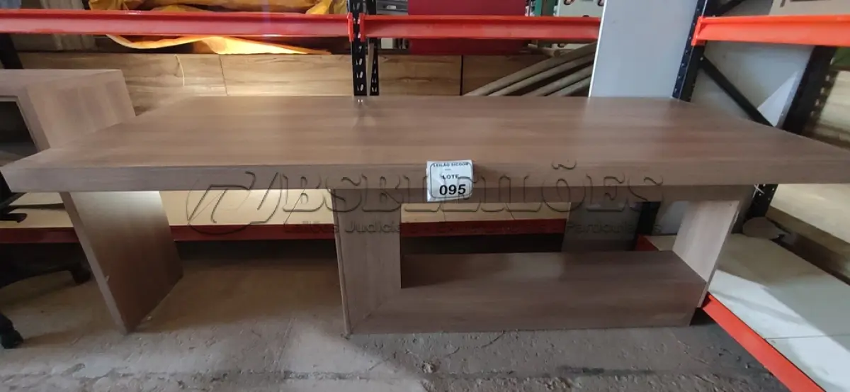LOTE 095 - 01 MESA EM MADEIRA DE CANTO. (NO ESTADO) ATENÇÃO! FAZER A VISITAÇÃO ANTES DE ARREMATAR, NÃO SABEMOS SE FUNCIONA, LEILÃO NÃO TEM GARANTIA E NEM DEVOLUÇÃO, SUJEITO A POSSÍVEIS AVARIAS VISÍVEIS/OCULTAS E/OU AUSÊNCIA DE COMPONENTES.