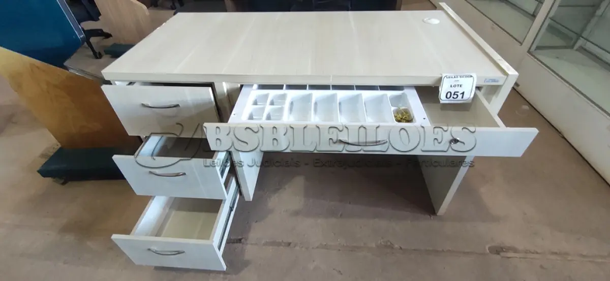 LOTE 051 - 01 MESA EM MADEIRA PARA ESCRITÓRIO/CAIXA COM 04 GAVETAS. (NO ESTADO) ATENÇÃO! FAZER A VISITAÇÃO ANTES DE ARREMATAR, NÃO SABEMOS SE FUNCIONA, LEILÃO NÃO TEM GARANTIA E NEM DEVOLUÇÃO, SUJEITO A POSSÍVEIS AVARIAS VISÍVEIS/OCULTAS E/OU AUSÊNCIA DE COMPONENTES.