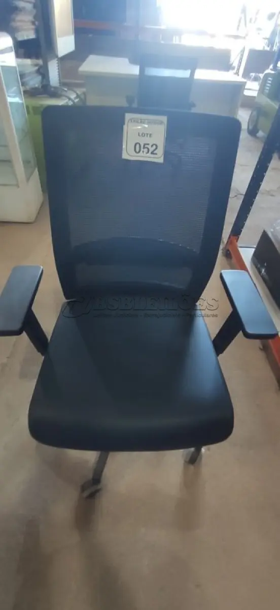 LOTE 052 - 01 CADEIRA PARA ESCRITÓRIO GIRATÓRIA ERGONÔMICA MARELLI COM ENCOSTO EM TELA MESH PRETA. (NO ESTADO) ATENÇÃO! FAZER A VISITAÇÃO ANTES DE ARREMATAR, NÃO SABEMOS SE FUNCIONA, LEILÃO NÃO TEM GARANTIA E NEM DEVOLUÇÃO, SUJEITO A POSSÍVEIS AVARIAS VISÍVEIS/OCULTAS E/OU AUSÊNCIA DE COMPONENTES.