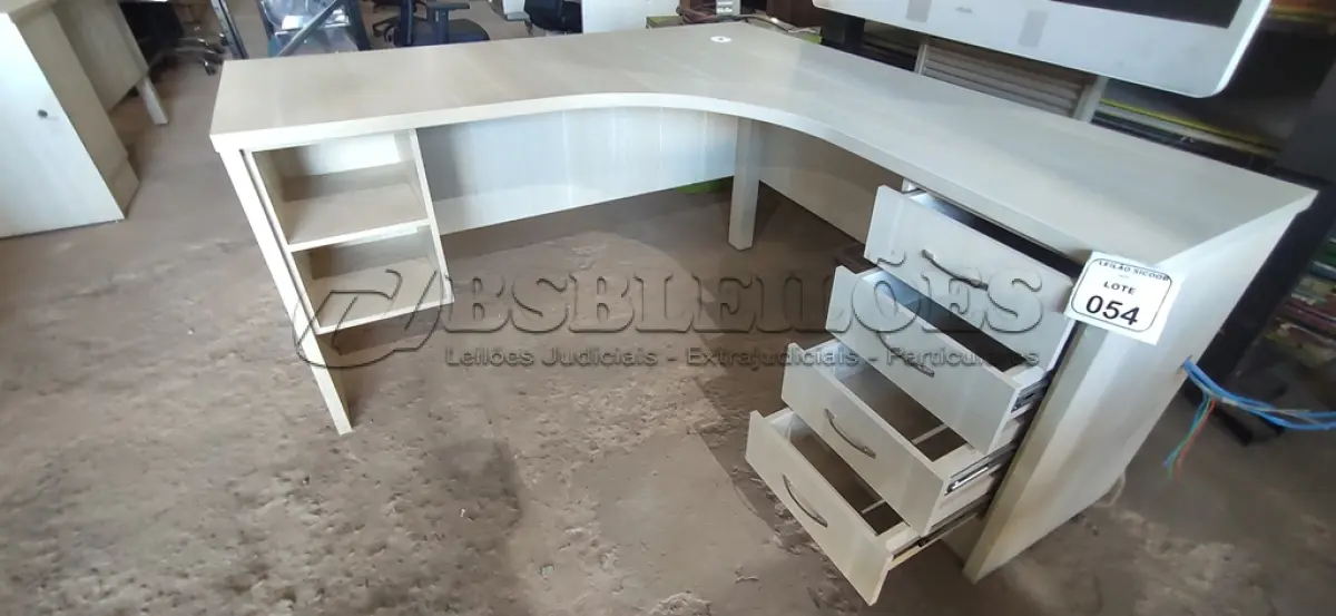 LOTE 054 - 01 MESA EM MADEIRA PARA ESCRITÓRIO EM L COM 04 GAVETAS. (NO ESTADO) ATENÇÃO! FAZER A VISITAÇÃO ANTES DE ARREMATAR, NÃO SABEMOS SE FUNCIONA, LEILÃO NÃO TEM GARANTIA E NEM DEVOLUÇÃO, SUJEITO A POSSÍVEIS AVARIAS VISÍVEIS/OCULTAS E/OU AUSÊNCIA DE COMPONENTES.