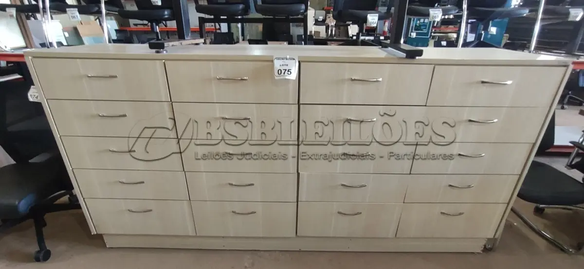 LOTE 075 - 01 ARMÁRIO EM MADEIRA COM 20 GAVETAS. (NO ESTADO) ATENÇÃO! FAZER A VISITAÇÃO ANTES DE ARREMATAR, NÃO SABEMOS SE FUNCIONA, LEILÃO NÃO TEM GARANTIA E NEM DEVOLUÇÃO, SUJEITO A POSSÍVEIS AVARIAS VISÍVEIS/OCULTAS E/OU AUSÊNCIA DE COMPONENTES.