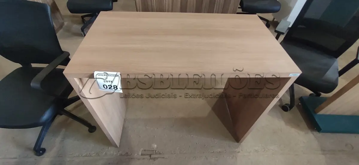LOTE 028 - 01 MESA EM MADEIRA PARA ESCRITÓRIO. (NO ESTADO) ATENÇÃO! FAZER A VISITAÇÃO ANTES DE ARREMATAR, NÃO SABEMOS SE FUNCIONA, LEILÃO NÃO TEM GARANTIA E NEM DEVOLUÇÃO, SUJEITO A POSSÍVEIS AVARIAS VISÍVEIS/OCULTAS E/OU AUSÊNCIA DE COMPONENTES.