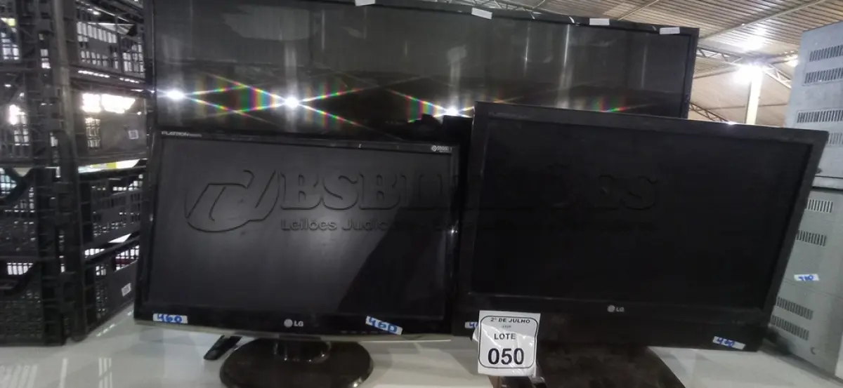 LOTE 050 - 01 TV 42’’ MARCA LG PARA RETIRADA DE PEÇAS E 02 MONITORES MARCA LG. (NO ESTADO) ATENÇÃO! FAZER A VISITAÇÃO ANTES DE ARREMATAR, NÃO SABEMOS SE FUNCIONA, LEILÃO NÃO TEM GARANTIA E NEM DEVOLUÇÃO, SUJEITO A POSSÍVEIS AVARIAS VISÍVEIS/OCULTAS E/OU AUSÊNCIA DE COMPONENTES.
