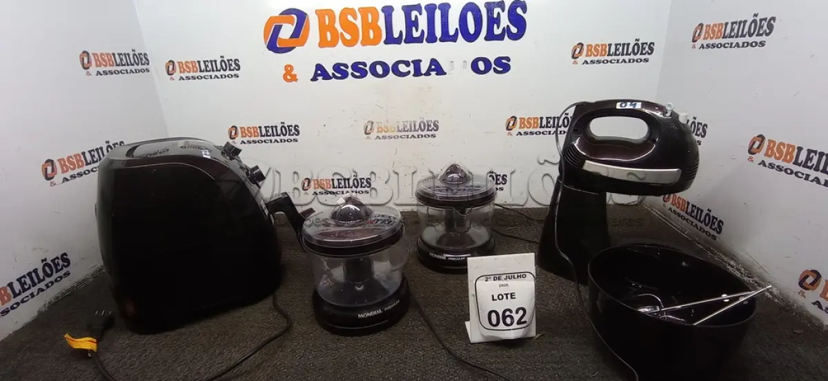LOTE 062 - 01 AIR FRYER 4L MARCA MONDIAL, 01 BATEDEIRA E 02 ESPREMEDORES DE FRUTA MARCA MONDIAL. (NO ESTADO) ATENÇÃO! FAZER A VISITAÇÃO ANTES DE ARREMATAR, NÃO SABEMOS SE FUNCIONA, LEILÃO NÃO TEM GARANTIA E NEM DEVOLUÇÃO, SUJEITO A POSSÍVEIS AVARIAS VISÍVEIS/OCULTAS E/OU AUSÊNCIA DE COMPONENTES.