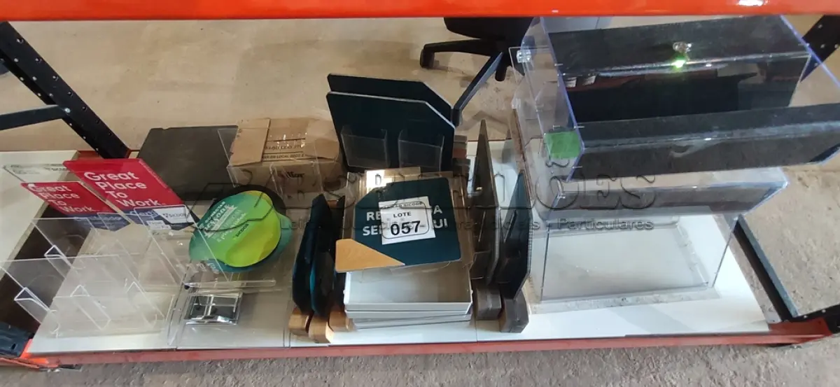 LOTE 057 - 01 LOTE COM MATERIAIS PARA ESCRITÓRIO E PORTA PANFLETOS. (NO ESTADO) ATENÇÃO! FAZER A VISITAÇÃO ANTES DE ARREMATAR, NÃO SABEMOS SE FUNCIONA, LEILÃO NÃO TEM GARANTIA E NEM DEVOLUÇÃO, SUJEITO A POSSÍVEIS AVARIAS VISÍVEIS/OCULTAS E/OU AUSÊNCIA DE COMPONENTES.