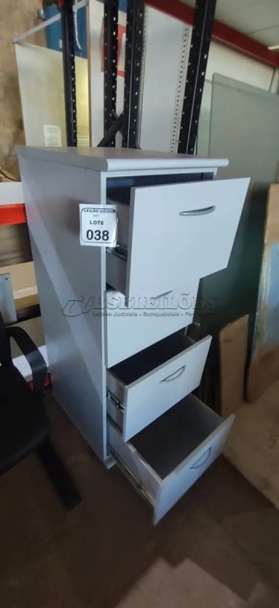 LOTE 038 - 01 ARQUIVO EM MADEIRA COM 04 GAVETAS. (NO ESTADO) ATENÇÃO! FAZER A VISITAÇÃO ANTES DE ARREMATAR, NÃO SABEMOS SE FUNCIONA, LEILÃO NÃO TEM GARANTIA E NEM DEVOLUÇÃO, SUJEITO A POSSÍVEIS AVARIAS VISÍVEIS/OCULTAS E/OU AUSÊNCIA DE COMPONENTES.