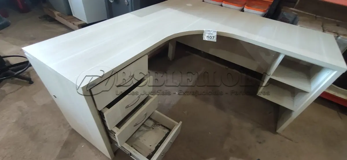 LOTE 107 - 01 MESA EM MADEIRA EM L COM 04 GAVETAS. (NO ESTADO) ATENÇÃO! FAZER A VISITAÇÃO ANTES DE ARREMATAR, NÃO SABEMOS SE FUNCIONA, LEILÃO NÃO TEM GARANTIA E NEM DEVOLUÇÃO, SUJEITO A POSSÍVEIS AVARIAS VISÍVEIS/OCULTAS E/OU AUSÊNCIA DE COMPONENTES.