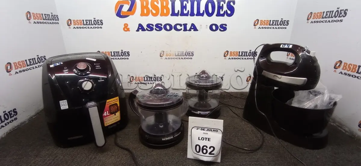 LOTE 062 - 01 AIR FRYER 4L MARCA MONDIAL, 01 BATEDEIRA E 02 ESPREMEDORES DE FRUTA MARCA MONDIAL. (NO ESTADO) ATENÇÃO! FAZER A VISITAÇÃO ANTES DE ARREMATAR, NÃO SABEMOS SE FUNCIONA, LEILÃO NÃO TEM GARANTIA E NEM DEVOLUÇÃO, SUJEITO A POSSÍVEIS AVARIAS VISÍVEIS/OCULTAS E/OU AUSÊNCIA DE COMPONENTES.