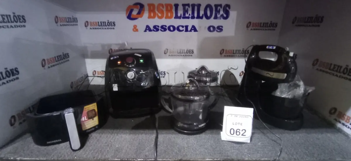 LOTE 062 - 01 AIR FRYER 4L MARCA MONDIAL, 01 BATEDEIRA E 02 ESPREMEDORES DE FRUTA MARCA MONDIAL. (NO ESTADO) ATENÇÃO! FAZER A VISITAÇÃO ANTES DE ARREMATAR, NÃO SABEMOS SE FUNCIONA, LEILÃO NÃO TEM GARANTIA E NEM DEVOLUÇÃO, SUJEITO A POSSÍVEIS AVARIAS VISÍVEIS/OCULTAS E/OU AUSÊNCIA DE COMPONENTES.
