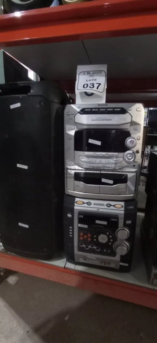 LOTE 037 - 03 APARELHOS DE SOM DE MARCAS E MODELOS DIVERSOS. (NO ESTADO) ATENÇÃO! FAZER A VISITAÇÃO ANTES DE ARREMATAR, NÃO SABEMOS SE FUNCIONA, LEILÃO NÃO TEM GARANTIA E NEM DEVOLUÇÃO, SUJEITO A POSSÍVEIS AVARIAS VISÍVEIS/OCULTAS E/OU AUSÊNCIA DE COMPONENTES.