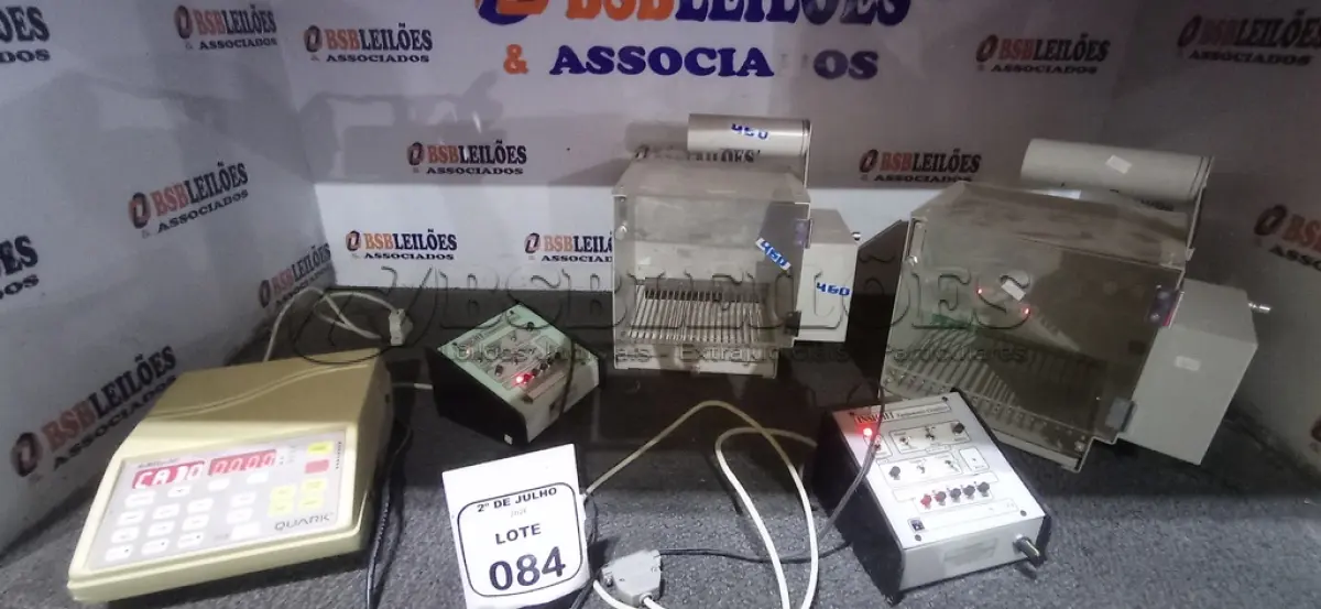 LOTE 084 - 01 GERADOR DE PULSOS MARCA QUARK, 02 CAIXAS DE CONDICIONAMENTO ANIMAL, 01 APARELHO DE SOM AUTOMOTIVO E 01 RÁDIO MODELO FR 200. (NO ESTADO) ATENÇÃO! FAZER A VISITAÇÃO ANTES DE ARREMATAR, NÃO SABEMOS SE FUNCIONA, LEILÃO NÃO TEM GARANTIA E NEM DEVOLUÇÃO, SUJEITO A POSSÍVEIS AVARIAS VISÍVEIS/OCULTAS E/OU AUSÊNCIA DE COMPONENTES.
