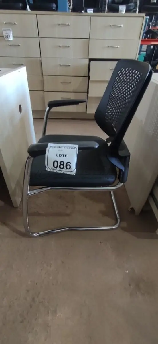 LOTE 086 - 01 CADEIRA PLAX METAL EXECUTIVA FIXA ESTRUTURA CROMADA. (NO ESTADO) ATENÇÃO! FAZER A VISITAÇÃO ANTES DE ARREMATAR, NÃO SABEMOS SE FUNCIONA, LEILÃO NÃO TEM GARANTIA E NEM DEVOLUÇÃO, SUJEITO A POSSÍVEIS AVARIAS VISÍVEIS/OCULTAS E/OU AUSÊNCIA DE COMPONENTES.