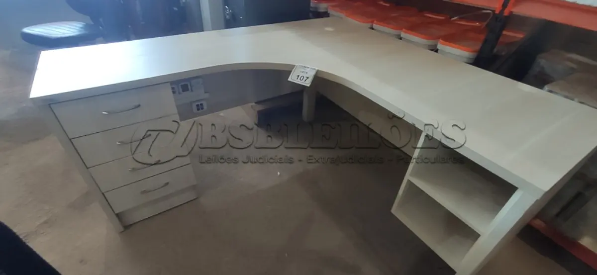 LOTE 107 - 01 MESA EM MADEIRA EM L COM 04 GAVETAS. (NO ESTADO) ATENÇÃO! FAZER A VISITAÇÃO ANTES DE ARREMATAR, NÃO SABEMOS SE FUNCIONA, LEILÃO NÃO TEM GARANTIA E NEM DEVOLUÇÃO, SUJEITO A POSSÍVEIS AVARIAS VISÍVEIS/OCULTAS E/OU AUSÊNCIA DE COMPONENTES.