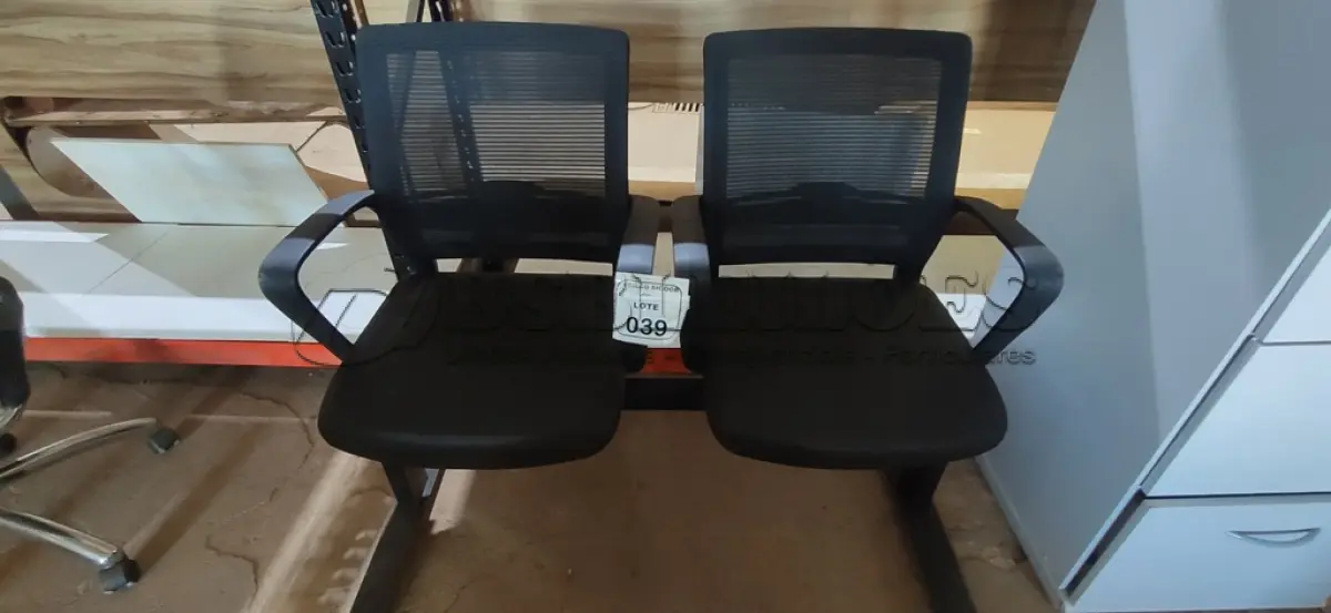 LOTE 039 -  01 LONGARINA MARELLI NA COR PRETA COM ENCOSTO DE TELA. (NO ESTADO) ATENÇÃO! FAZER A VISITAÇÃO ANTES DE ARREMATAR, NÃO SABEMOS SE FUNCIONA, LEILÃO NÃO TEM GARANTIA E NEM DEVOLUÇÃO, SUJEITO A POSSÍVEIS AVARIAS VISÍVEIS/OCULTAS E/OU AUSÊNCIA DE COMPONENTES.