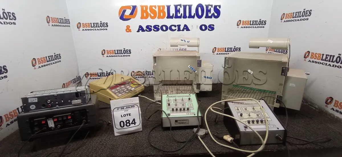 LOTE 084 - 01 GERADOR DE PULSOS MARCA QUARK, 02 CAIXAS DE CONDICIONAMENTO ANIMAL, 01 APARELHO DE SOM AUTOMOTIVO E 01 RÁDIO MODELO FR 200. (NO ESTADO) ATENÇÃO! FAZER A VISITAÇÃO ANTES DE ARREMATAR, NÃO SABEMOS SE FUNCIONA, LEILÃO NÃO TEM GARANTIA E NEM DEVOLUÇÃO, SUJEITO A POSSÍVEIS AVARIAS VISÍVEIS/OCULTAS E/OU AUSÊNCIA DE COMPONENTES.