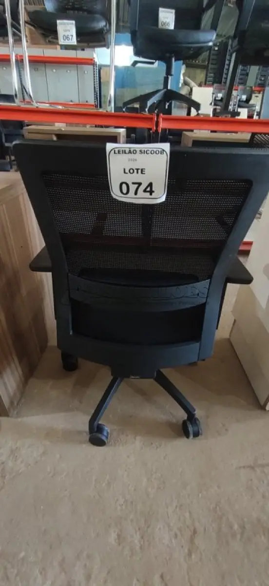 LOTE 074 - 01 CADEIRA PARA ESCRITÓRIO GIRATÓRIA ERGONÔMICA MARELLI COM ENCOSTO EM TELA MESH PRETA. (NO ESTADO) ATENÇÃO! FAZER A VISITAÇÃO ANTES DE ARREMATAR, NÃO SABEMOS SE FUNCIONA, LEILÃO NÃO TEM GARANTIA E NEM DEVOLUÇÃO, SUJEITO A POSSÍVEIS AVARIAS VISÍVEIS/OCULTAS E/OU AUSÊNCIA DE COMPONENTES.