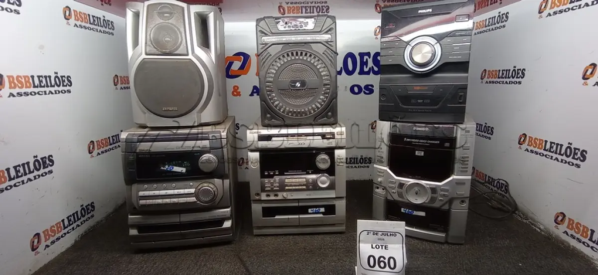 LOTE 060 - 05 APARELHOS DE SOM DE MARCAS E MODELOS DIVERSOS. (NO ESTADO) ATENÇÃO! FAZER A VISITAÇÃO ANTES DE ARREMATAR, NÃO SABEMOS SE FUNCIONA, LEILÃO NÃO TEM GARANTIA E NEM DEVOLUÇÃO, SUJEITO A POSSÍVEIS AVARIAS VISÍVEIS/OCULTAS E/OU AUSÊNCIA DE COMPONENTES.