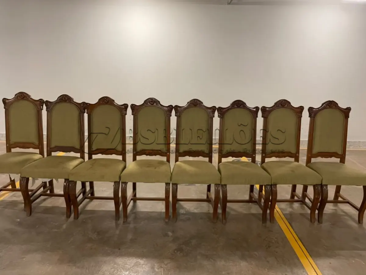 LOTE 089 - 08 CADEIRAS EM MADEIRA ENTALHADA COM ENCOSTO ALTO ESTOFADO COM TECIDO CLARO. (NO ESTADO) ATENÇÃO! FAZER A VISITAÇÃO ANTES DE ARREMATAR, NÃO SABEMOS SE FUNCIONA, LEILÃO NÃO TEM GARANTIA E NEM DEVOLUÇÃO, SUJEITO A POSSÍVEIS AVARIAS VISÍVEIS/OCULTAS E/OU AUSÊNCIA DE COMPONENTES.