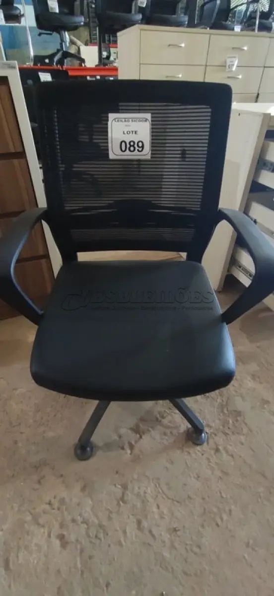 LOTE 089 - 01 CADEIRA PARA ESCRITÓRIO EXECUTIVA PRETA. (NO ESTADO) ATENÇÃO! FAZER A VISITAÇÃO ANTES DE ARREMATAR, NÃO SABEMOS SE FUNCIONA, LEILÃO NÃO TEM GARANTIA E NEM DEVOLUÇÃO, SUJEITO A POSSÍVEIS AVARIAS VISÍVEIS/OCULTAS E/OU AUSÊNCIA DE COMPONENTES.