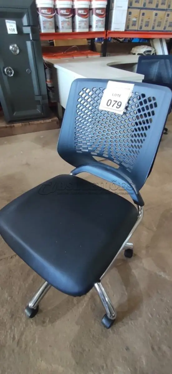LOTE 079 - 01 CADEIRA PLAX METAL EXECUTIVA GIRATÓRIA COM BASE CROMADA.(NO ESTADO) ATENÇÃO! FAZER A VISITAÇÃO ANTES DE ARREMATAR, NÃO SABEMOS SE FUNCIONA, LEILÃO NÃO TEM GARANTIA E NEM DEVOLUÇÃO, SUJEITO A POSSÍVEIS AVARIAS VISÍVEIS/OCULTAS E/OU AUSÊNCIA DE COMPONENTES.