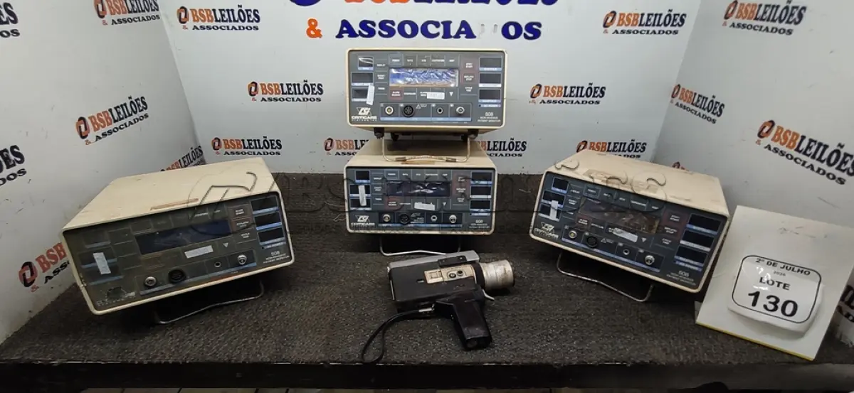 LOTE 130 - 01 FILMADORA ANTIGA E 04 MONITORES DE PACIENTE MODELO CRITICARE SYSTEMS 507. (NO ESTADO) ATENÇÃO! FAZER A VISITAÇÃO ANTES DE ARREMATAR, NÃO SABEMOS SE FUNCIONA, LEILÃO NÃO TEM GARANTIA E NEM DEVOLUÇÃO, SUJEITO A POSSÍVEIS AVARIAS VISÍVEIS/OCULTAS E/OU AUSÊNCIA DE COMPONENTES.