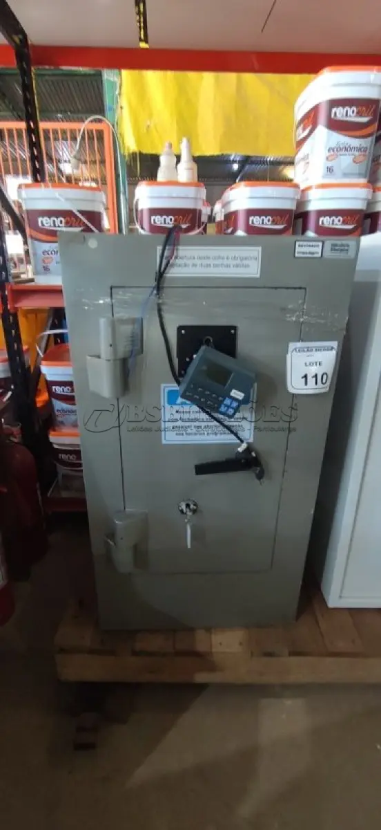 LOTE 110 - 01 COFRE DE AÇO COM FECHADURA DIGITAL. (NO ESTADO) ATENÇÃO! FAZER A VISITAÇÃO ANTES DE ARREMATAR, NÃO SABEMOS SE FUNCIONA, LEILÃO NÃO TEM GARANTIA E NEM DEVOLUÇÃO, SUJEITO A POSSÍVEIS AVARIAS VISÍVEIS/OCULTAS E/OU AUSÊNCIA DE COMPONENTES.