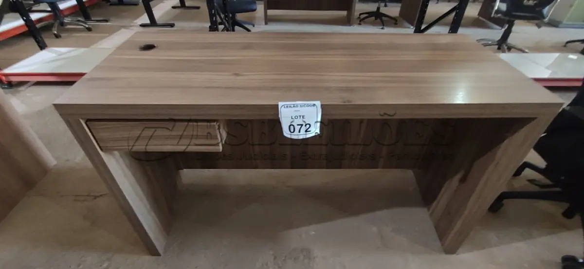 LOTE 072 - 01 MESA EM MADEIRA PARA ESCRITÓRIO COM GAVETA. (NO ESTADO) ATENÇÃO! FAZER A VISITAÇÃO ANTES DE ARREMATAR, NÃO SABEMOS SE FUNCIONA, LEILÃO NÃO TEM GARANTIA E NEM DEVOLUÇÃO, SUJEITO A POSSÍVEIS AVARIAS VISÍVEIS/OCULTAS E/OU AUSÊNCIA DE COMPONENTES.