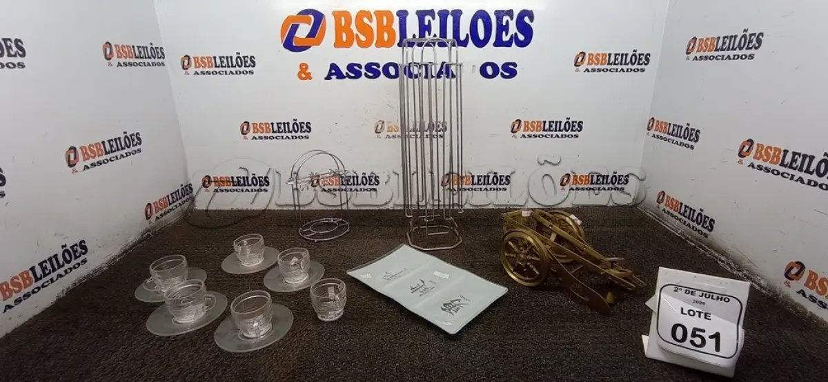 LOTE 051 - 01 LOTE COM VÁRIAS XÍCARAS E ITENS DECORATIVOS DIVERSOS. (NO ESTADO) ATENÇÃO! FAZER A VISITAÇÃO ANTES DE ARREMATAR, NÃO SABEMOS SE FUNCIONA, LEILÃO NÃO TEM GARANTIA E NEM DEVOLUÇÃO, SUJEITO A POSSÍVEIS AVARIAS VISÍVEIS/OCULTAS E/OU AUSÊNCIA DE COMPONENTES.