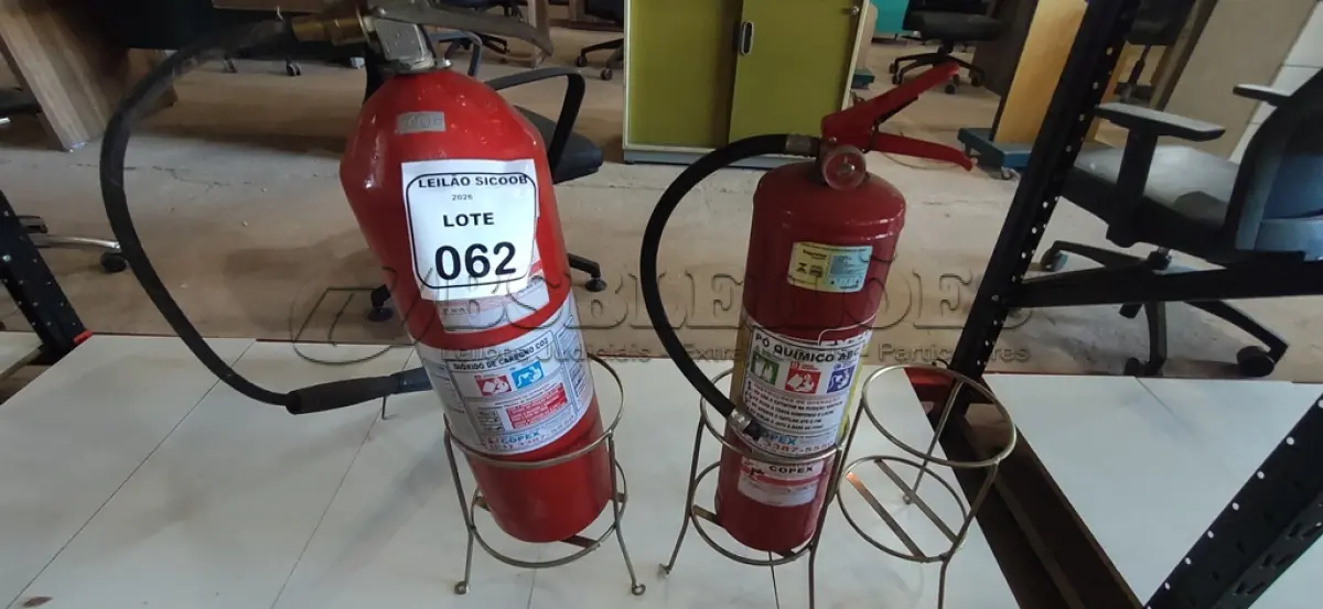 LOTE 062 - 01 EXTINTOR DE INCÊNDIO COM CARGA DE PÓ A, B, C E 01 EXTINTOR COM CARGA DE CO2 B, C. (NO ESTADO) ATENÇÃO! FAZER A VISITAÇÃO ANTES DE ARREMATAR, NÃO SABEMOS SE FUNCIONA, LEILÃO NÃO TEM GARANTIA E NEM DEVOLUÇÃO, SUJEITO A POSSÍVEIS AVARIAS VISÍVEIS/OCULTAS E/OU AUSÊNCIA DE COMPONENTES.
