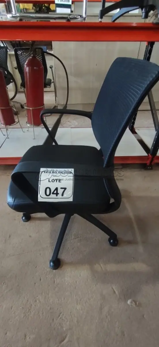 LOTE 047 - 01 CADEIRA PARA ESCRITÓRIO EXECUTIVA PRETA. (NO ESTADO) ATENÇÃO! FAZER A VISITAÇÃO ANTES DE ARREMATAR, NÃO SABEMOS SE FUNCIONA, LEILÃO NÃO TEM GARANTIA E NEM DEVOLUÇÃO, SUJEITO A POSSÍVEIS AVARIAS VISÍVEIS/OCULTAS E/OU AUSÊNCIA DE COMPONENTES.