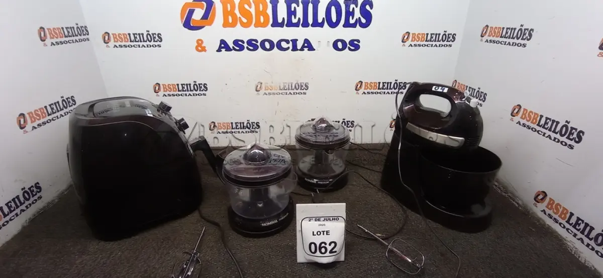 LOTE 062 - 01 AIR FRYER 4L MARCA MONDIAL, 01 BATEDEIRA E 02 ESPREMEDORES DE FRUTA MARCA MONDIAL. (NO ESTADO) ATENÇÃO! FAZER A VISITAÇÃO ANTES DE ARREMATAR, NÃO SABEMOS SE FUNCIONA, LEILÃO NÃO TEM GARANTIA E NEM DEVOLUÇÃO, SUJEITO A POSSÍVEIS AVARIAS VISÍVEIS/OCULTAS E/OU AUSÊNCIA DE COMPONENTES.
