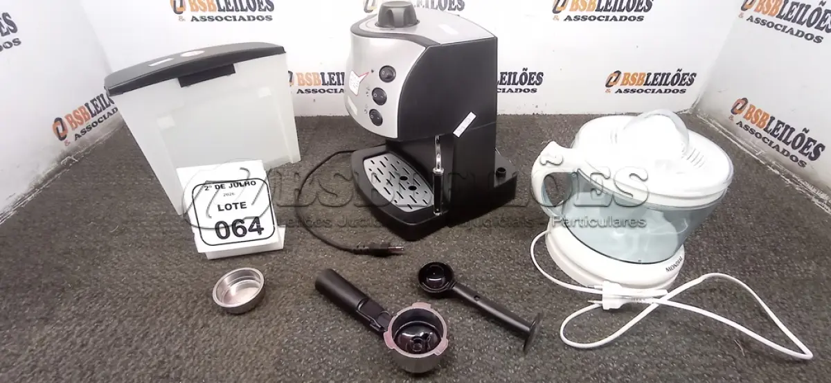 LOTE 064 - 01 MÁQUINA DE CAFÉ EXPRESSO MARCA MONDIAL E 01 ESPREMEDOR DE FRUTAS. (NO ESTADO) ATENÇÃO! FAZER A VISITAÇÃO ANTES DE ARREMATAR, NÃO SABEMOS SE FUNCIONA, LEILÃO NÃO TEM GARANTIA E NEM DEVOLUÇÃO, SUJEITO A POSSÍVEIS AVARIAS VISÍVEIS/OCULTAS E/OU AUSÊNCIA DE COMPONENTES.